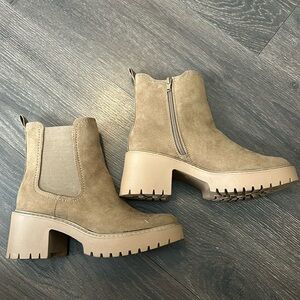 Universal Threads Chelsea Boots